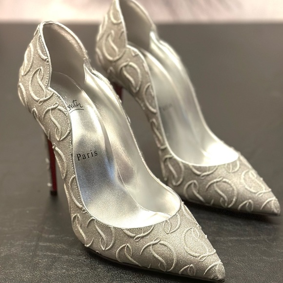 🌺 Authentic CHRISTIAN LOUBOUTIN 👠🌺Hot Chick Logo Silver Pumps  Size 7.5 - Picture 6 of 13